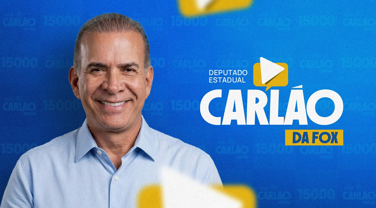 Carlão da Fox sorrindo ao lado da marca oficial da campanha, deputado estadual 15000